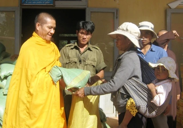 Tịnh xá Ngọc Cát trao tặng 400 phần quà Tết ảnh 1 wSu Minh LuatIMG_2766.JPG