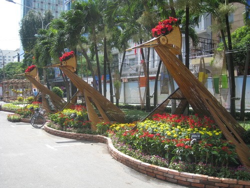 Chim lạc cách điệu từ hoa văn trống đồng Chim lạc cách điệu từ hoa văn trống đồng