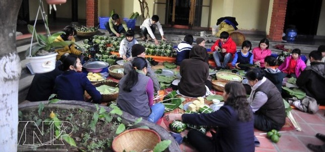 Sân chùa Đình Quán nhộn nhịp cảnh gói bánh chưng phục vụ bệnh nhân nghèo. Năm nay, được sự giúp đỡ của những tấm lòng hảo tâm, chùa Đình Quán đã chuẩn bị được 4,5 tạ gạo nếp để gói bánh chưng. Các nhà sư đang gói những chiếc bánh chưng xanh thấm đẫm nghĩa tình. Các cháu nhỏ cũng tham gia gói bánh vì người bệnh nghèo. Ai cũng mong được đem đến một niềm vui nhỏ để chia sẻ với các bệnh nhân nghèo. Những chiếc bánh như gói cả tấm chân tình của mọi người. Đôi tay khéo léo của sư thầy nâng niu, gói ghém từng chiếc bánh chưng xanh. Sư thầy Thích Tịnh Quán phát bánh và động viên các bệnh nhân an tâm điều trị tại Bệnh viện K – Hà Nội. Đi kèm với 1000 xuất bánh chưng, chùa Đình Quán cũng tặng kèm thêm 1000 phong bao lì xì do Phật tử đóng góp với tổng số tiền hơn 230 triệu đồng.