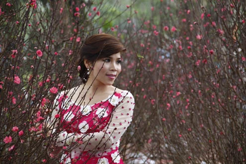 Nhiều bạn trẻ ghé chợ hoa với mục đích “chộp” thật nhiều ảnh về các loài hoa trong dịp tết.
