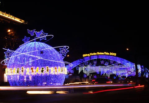 Tại đường Lê Duẩn (quận 1), một quả cầu lớn hình trái đất, xung quanh là hình ảnh trẻ em cùng vui chơi gây ấn tượng mạnh với người dân.