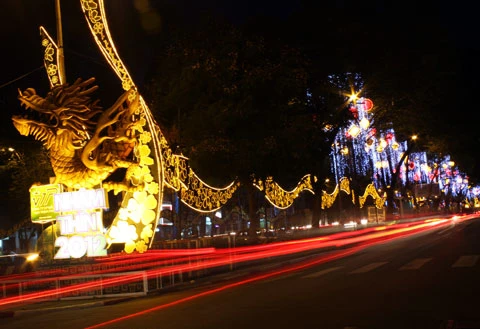 Suốt tuyến phố Lê Lợi (quận 1), hình ảnh con rồng của năm Nhâm Thìn tỏa sáng rực rỡ.