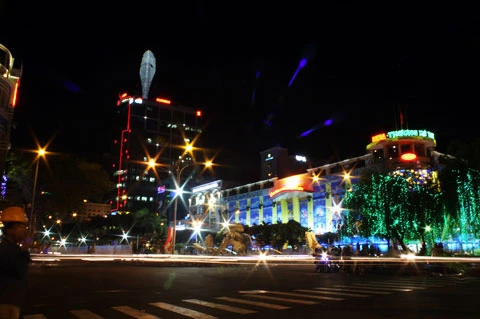 Một góc của đường hoa Nguyễn Huệ (quận 1) cũng lung linh sắc màu.