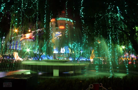 Đài phun nước trên trục đường Nguyễn Huệ - Lê Lợi.