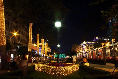 Trên các con đường lớn của TP HCM được trang trí rất đẹp.