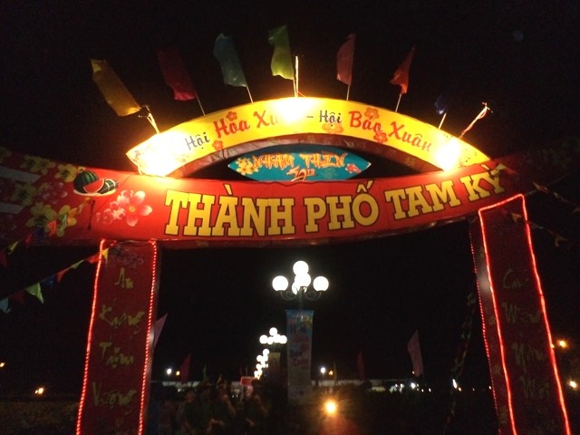 cổng chính vào khu hội.JPG