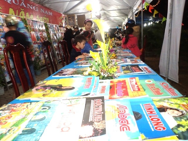 ng__i xem h_i háo h_c v_i nh_ng t_ báo Xuân tri_n lãm _ _ây.JPG