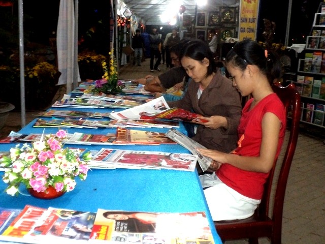 say sưa đọc báo tại nơi dành cho bạn đọc.JPG