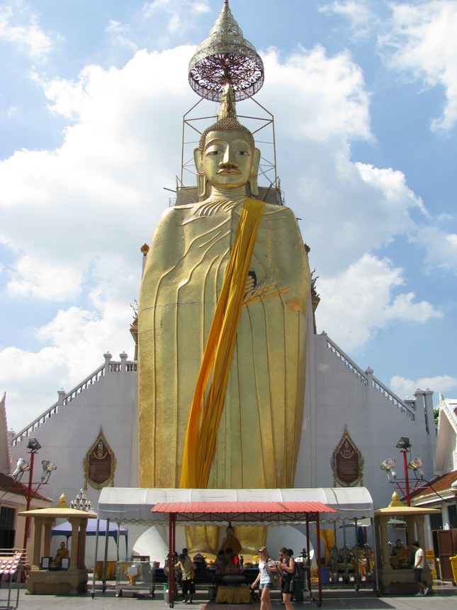 Di Lac tai chua Intharawihan, Bangkok, Thai Lan.jpg