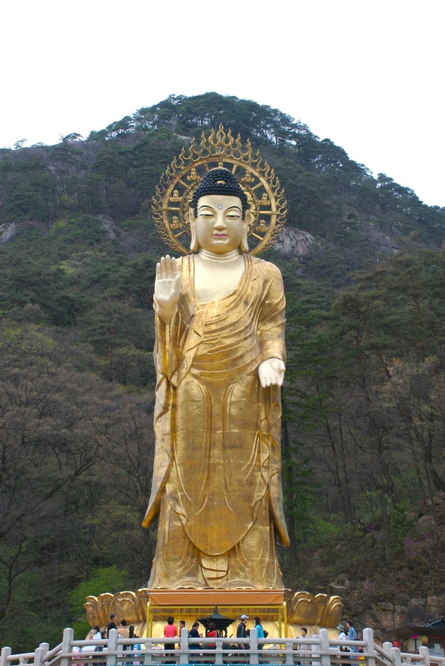 Di lac tai chua Beopjusa, Han Quoc.jpg