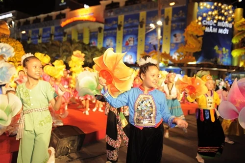 Tưng bừng khai mạc đường hoa Nguyễn Huệ ảnh 1