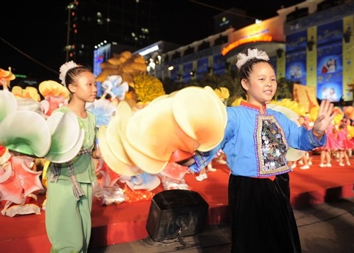 Tưng bừng khai mạc đường hoa Nguyễn Huệ ảnh 2 Tưng bừng khai mạc đường hoa Nguyễn Huệ ảnh 2