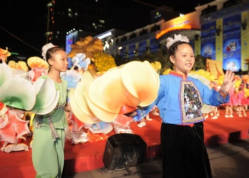 Tưng bừng khai mạc đường hoa Nguyễn Huệ ảnh 2