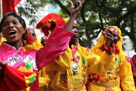 Người dân Zimbabwe hòa chung không khí hân hoan mừng năm mới cùng người Trung Quốc. d