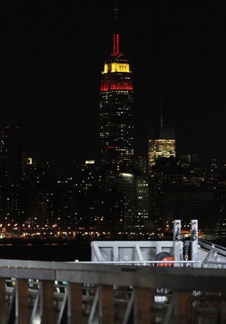 Tòa nhà Empire State (Mỹ) rực sáng màu đỏ và vàng để hòa chung không khí mừng năm mới. d