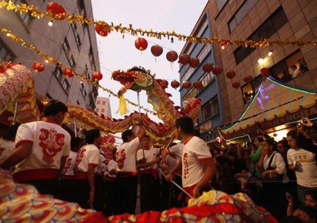 Múa rồng mừng năm mới ở khu phố người Hoa tại Mexico City. d