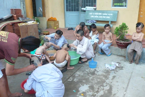 Cả nhóm xếp hàng chờ đến lượt phủi tóc. Ảnh: Phương Yến