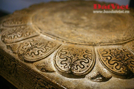 Rồng trang trí trên lá đề có niên đại từ năm 1057, được tìm thấy tại chùa Phật Tích, Tiên Du, Bắc Ninh. Bệ kê chân cột trang trí rồng, sen, vũ công tại chùa Phật Tích thời Lý. Đầu rồng trang trí kiến trúc làm bằng đất nung, niên đại thế kỷ 11 - 13. Gạch khắc hình rồng trang trí trên kiến trúc triều Lý. Gạch lá đề trang trí hình rồng, niên đại khoảng thế kỷ 11 - 14. Gạch đất nung khắc hình rồng trang trí trên kiến trúc thời Lý. Rồng trang trí trên đố cửa của chùa Phật Tích, có từ năm 1057. Rồng trang trí trên gạch thời Lý. Gạch xây tháp trang trí rồng, vũ công làm bằng gốm men thời Lý. Rồng trang trí trên cột đá thời Lý, được tìm thấy ở Hoàng thành Thăng Long. Bệ kê chân cột trang trí "Lưỡng long tranh châu" (cặp rồng chầu ngọc), có niên đại từ thế kỷ 11 - 13, xuất xứ tại chùa Phật Tích, Tiên Du, Bắc Ninh.