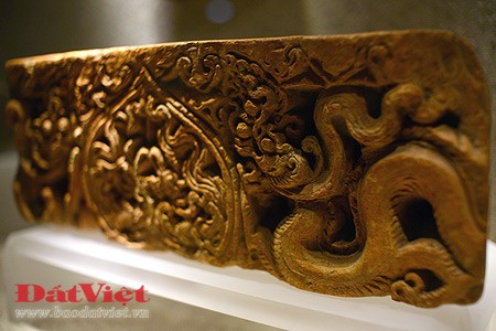 Rồng trang trí trên lá đề có niên đại từ năm 1057, được tìm thấy tại chùa Phật Tích, Tiên Du, Bắc Ninh. Bệ kê chân cột trang trí rồng, sen, vũ công tại chùa Phật Tích thời Lý. Đầu rồng trang trí kiến trúc làm bằng đất nung, niên đại thế kỷ 11 - 13. Gạch khắc hình rồng trang trí trên kiến trúc triều Lý. Gạch lá đề trang trí hình rồng, niên đại khoảng thế kỷ 11 - 14. Gạch đất nung khắc hình rồng trang trí trên kiến trúc thời Lý. Rồng trang trí trên đố cửa của chùa Phật Tích, có từ năm 1057. Rồng trang trí trên gạch thời Lý. Gạch xây tháp trang trí rồng, vũ công làm bằng gốm men thời Lý. Rồng trang trí trên cột đá thời Lý, được tìm thấy ở Hoàng thành Thăng Long. Bệ kê chân cột trang trí "Lưỡng long tranh châu" (cặp rồng chầu ngọc), có niên đại từ thế kỷ 11 - 13, xuất xứ tại chùa Phật Tích, Tiên Du, Bắc Ninh. Rồng trang trí trên lá đề có niên đại từ năm 1057, được tìm thấy tại chùa Phật Tích, Tiên Du, Bắc Ninh. Bệ kê chân cột trang trí rồng, sen, vũ công tại chùa Phật Tích thời Lý. Đầu rồng trang trí kiến trúc làm bằng đất nung, niên đại thế kỷ 11 - 13. Gạch khắc hình rồng trang trí trên kiến trúc triều Lý. Gạch lá đề trang trí hình rồng, niên đại khoảng thế kỷ 11 - 14. Gạch đất nung khắc hình rồng trang trí trên kiến trúc thời Lý. Rồng trang trí trên đố cửa của chùa Phật Tích, có từ năm 1057. Rồng trang trí trên gạch thời Lý. Gạch xây tháp trang trí rồng, vũ công làm bằng gốm men thời Lý. Rồng trang trí trên cột đá thời Lý, được tìm thấy ở Hoàng thành Thăng Long. Bệ kê chân cột trang trí "Lưỡng long tranh châu" (cặp rồng chầu ngọc), có niên đại từ thế kỷ 11 - 13, xuất xứ tại chùa Phật Tích, Tiên Du, Bắc Ninh.