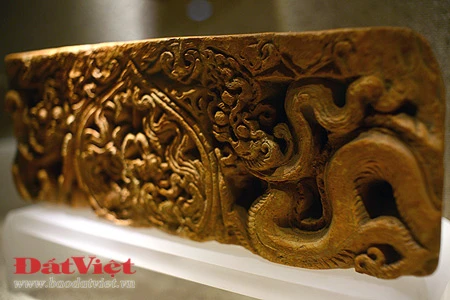 Rồng trang trí trên lá đề có niên đại từ năm 1057, được tìm thấy tại chùa Phật Tích, Tiên Du, Bắc Ninh. Bệ kê chân cột trang trí rồng, sen, vũ công tại chùa Phật Tích thời Lý. Đầu rồng trang trí kiến trúc làm bằng đất nung, niên đại thế kỷ 11 - 13. Gạch khắc hình rồng trang trí trên kiến trúc triều Lý. Gạch lá đề trang trí hình rồng, niên đại khoảng thế kỷ 11 - 14. Gạch đất nung khắc hình rồng trang trí trên kiến trúc thời Lý. Rồng trang trí trên đố cửa của chùa Phật Tích, có từ năm 1057. Rồng trang trí trên gạch thời Lý. Gạch xây tháp trang trí rồng, vũ công làm bằng gốm men thời Lý. Rồng trang trí trên cột đá thời Lý, được tìm thấy ở Hoàng thành Thăng Long. Bệ kê chân cột trang trí "Lưỡng long tranh châu" (cặp rồng chầu ngọc), có niên đại từ thế kỷ 11 - 13, xuất xứ tại chùa Phật Tích, Tiên Du, Bắc Ninh.