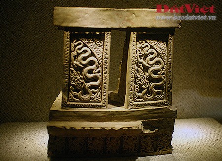Rồng trang trí trên lá đề có niên đại từ năm 1057, được tìm thấy tại chùa Phật Tích, Tiên Du, Bắc Ninh. Bệ kê chân cột trang trí rồng, sen, vũ công tại chùa Phật Tích thời Lý. Đầu rồng trang trí kiến trúc làm bằng đất nung, niên đại thế kỷ 11 - 13. Gạch khắc hình rồng trang trí trên kiến trúc triều Lý. Gạch lá đề trang trí hình rồng, niên đại khoảng thế kỷ 11 - 14. Gạch đất nung khắc hình rồng trang trí trên kiến trúc thời Lý. Rồng trang trí trên đố cửa của chùa Phật Tích, có từ năm 1057. Rồng trang trí trên gạch thời Lý. Gạch xây tháp trang trí rồng, vũ công làm bằng gốm men thời Lý. Rồng trang trí trên cột đá thời Lý, được tìm thấy ở Hoàng thành Thăng Long. Bệ kê chân cột trang trí "Lưỡng long tranh châu" (cặp rồng chầu ngọc), có niên đại từ thế kỷ 11 - 13, xuất xứ tại chùa Phật Tích, Tiên Du, Bắc Ninh. Rồng trang trí trên lá đề có niên đại từ năm 1057, được tìm thấy tại chùa Phật Tích, Tiên Du, Bắc Ninh. Bệ kê chân cột trang trí rồng, sen, vũ công tại chùa Phật Tích thời Lý. Đầu rồng trang trí kiến trúc làm bằng đất nung, niên đại thế kỷ 11 - 13. Gạch khắc hình rồng trang trí trên kiến trúc triều Lý. Gạch lá đề trang trí hình rồng, niên đại khoảng thế kỷ 11 - 14. Gạch đất nung khắc hình rồng trang trí trên kiến trúc thời Lý. Rồng trang trí trên đố cửa của chùa Phật Tích, có từ năm 1057. Rồng trang trí trên gạch thời Lý. Gạch xây tháp trang trí rồng, vũ công làm bằng gốm men thời Lý. Rồng trang trí trên cột đá thời Lý, được tìm thấy ở Hoàng thành Thăng Long. Bệ kê chân cột trang trí "Lưỡng long tranh châu" (cặp rồng chầu ngọc), có niên đại từ thế kỷ 11 - 13, xuất xứ tại chùa Phật Tích, Tiên Du, Bắc Ninh.