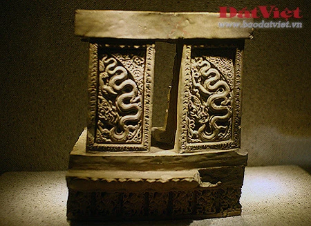 Rồng trang trí trên lá đề có niên đại từ năm 1057, được tìm thấy tại chùa Phật Tích, Tiên Du, Bắc Ninh. Bệ kê chân cột trang trí rồng, sen, vũ công tại chùa Phật Tích thời Lý. Đầu rồng trang trí kiến trúc làm bằng đất nung, niên đại thế kỷ 11 - 13. Gạch khắc hình rồng trang trí trên kiến trúc triều Lý. Gạch lá đề trang trí hình rồng, niên đại khoảng thế kỷ 11 - 14. Gạch đất nung khắc hình rồng trang trí trên kiến trúc thời Lý. Rồng trang trí trên đố cửa của chùa Phật Tích, có từ năm 1057. Rồng trang trí trên gạch thời Lý. Gạch xây tháp trang trí rồng, vũ công làm bằng gốm men thời Lý. Rồng trang trí trên cột đá thời Lý, được tìm thấy ở Hoàng thành Thăng Long. Bệ kê chân cột trang trí "Lưỡng long tranh châu" (cặp rồng chầu ngọc), có niên đại từ thế kỷ 11 - 13, xuất xứ tại chùa Phật Tích, Tiên Du, Bắc Ninh.