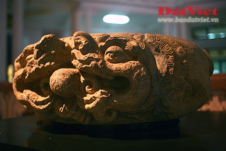 Rồng trang trí trên lá đề có niên đại từ năm 1057, được tìm thấy tại chùa Phật Tích, Tiên Du, Bắc Ninh. Bệ kê chân cột trang trí rồng, sen, vũ công tại chùa Phật Tích thời Lý. Đầu rồng trang trí kiến trúc làm bằng đất nung, niên đại thế kỷ 11 - 13. Gạch khắc hình rồng trang trí trên kiến trúc triều Lý. Gạch lá đề trang trí hình rồng, niên đại khoảng thế kỷ 11 - 14. Gạch đất nung khắc hình rồng trang trí trên kiến trúc thời Lý. Rồng trang trí trên đố cửa của chùa Phật Tích, có từ năm 1057. Rồng trang trí trên gạch thời Lý. Gạch xây tháp trang trí rồng, vũ công làm bằng gốm men thời Lý. Rồng trang trí trên cột đá thời Lý, được tìm thấy ở Hoàng thành Thăng Long. Bệ kê chân cột trang trí "Lưỡng long tranh châu" (cặp rồng chầu ngọc), có niên đại từ thế kỷ 11 - 13, xuất xứ tại chùa Phật Tích, Tiên Du, Bắc Ninh. Rồng trang trí trên lá đề có niên đại từ năm 1057, được tìm thấy tại chùa Phật Tích, Tiên Du, Bắc Ninh. Bệ kê chân cột trang trí rồng, sen, vũ công tại chùa Phật Tích thời Lý. Đầu rồng trang trí kiến trúc làm bằng đất nung, niên đại thế kỷ 11 - 13. Gạch khắc hình rồng trang trí trên kiến trúc triều Lý. Gạch lá đề trang trí hình rồng, niên đại khoảng thế kỷ 11 - 14. Gạch đất nung khắc hình rồng trang trí trên kiến trúc thời Lý. Rồng trang trí trên đố cửa của chùa Phật Tích, có từ năm 1057. Rồng trang trí trên gạch thời Lý. Gạch xây tháp trang trí rồng, vũ công làm bằng gốm men thời Lý. Rồng trang trí trên cột đá thời Lý, được tìm thấy ở Hoàng thành Thăng Long. Bệ kê chân cột trang trí "Lưỡng long tranh châu" (cặp rồng chầu ngọc), có niên đại từ thế kỷ 11 - 13, xuất xứ tại chùa Phật Tích, Tiên Du, Bắc Ninh.