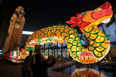 Người đàn ông này chụp ảnh cạnh một chiếc đèn lồng khổng lồ mang hình rồng tại đặc khu hành chính Hong Kong của Trung Quốc. Ảnh: AFP