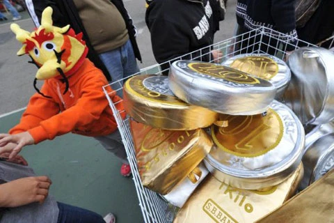 Một em bé đội chiếc mũ hình đầu rồng tại Hong Kong, Trung Quốc. Ảnh: AFP