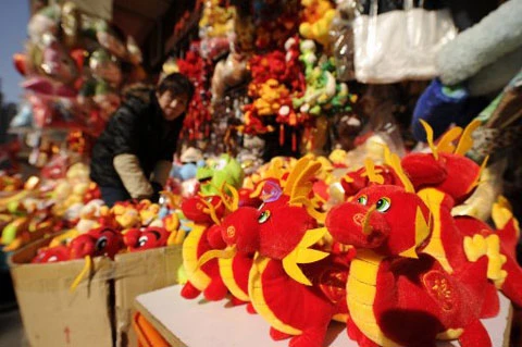 Những chú rồng nhồi bông ngộ nghĩnh được bày bán trên đường phố Thượng Hải, Trung Quốc.