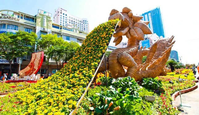 Tại TP.HCM, hình ảnh con rồng tràn ngập các đường phố khu trung tâm. Trong ảnh là mô hình rồng tại đường hoa Nguyễn Huệ. Ảnh: Hồng Thái Ở cuối đường hoa Nguyễn Huệ, hình ảnh con rồng lại được thể hiện bằng tre. Ảnh: Hồng Thái Các công nhân đang lau dọn trần của một ngôi chùa tại Jakarta ngày 21.1 (ngày 28 tháng chạp) để chuẩn bị đón tết. Reuters Du khách đang xem múa rồng dưới nước tại công viên nước Ocean Park, Manila, Philippines. Reuters Tại Thượng Hải (Trung Quốc), người ta hy vọng năm rồng sẽ đem lại nhiều may mắn và thuận lợi trong kinh doanh. Reuters Người Campuchia gốc Hoa tại Phnom Penh tập dượt múa rồng để chuẩn bị chào năm mới theo tết Trung Quốc. Reuters Tại Singapore, hình ảnh con rồng trong những ngày này cũng tràn ngập các đường phố, nhất là các khu có số lượng lớn người gốc Hoa sinh sống. Reuters Căp rồng khổng lồ được làm bằng hoa tươi và hoa khô tại cổng chính hội hoa xuân Nhâm Thìn 2012, TP.HCM. Ảnh: Hồng Thái Các nghệ nhân tò he thể hiện hình ảnh con rồng tại đường hoa Nguyễn Huệ, TP.HCM. Ảnh: Hồng Thái