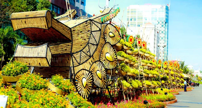 Tại TP.HCM, hình ảnh con rồng tràn ngập các đường phố khu trung tâm. Trong ảnh là mô hình rồng tại đường hoa Nguyễn Huệ. Ảnh: Hồng Thái Ở cuối đường hoa Nguyễn Huệ, hình ảnh con rồng lại được thể hiện bằng tre. Ảnh: Hồng Thái Các công nhân đang lau dọn trần của một ngôi chùa tại Jakarta ngày 21.1 (ngày 28 tháng chạp) để chuẩn bị đón tết. Reuters Du khách đang xem múa rồng dưới nước tại công viên nước Ocean Park, Manila, Philippines. Reuters Tại Thượng Hải (Trung Quốc), người ta hy vọng năm rồng sẽ đem lại nhiều may mắn và thuận lợi trong kinh doanh. Reuters Người Campuchia gốc Hoa tại Phnom Penh tập dượt múa rồng để chuẩn bị chào năm mới theo tết Trung Quốc. Reuters Tại Singapore, hình ảnh con rồng trong những ngày này cũng tràn ngập các đường phố, nhất là các khu có số lượng lớn người gốc Hoa sinh sống. Reuters Căp rồng khổng lồ được làm bằng hoa tươi và hoa khô tại cổng chính hội hoa xuân Nhâm Thìn 2012, TP.HCM. Ảnh: Hồng Thái Các nghệ nhân tò he thể hiện hình ảnh con rồng tại đường hoa Nguyễn Huệ, TP.HCM. Ảnh: Hồng Thái