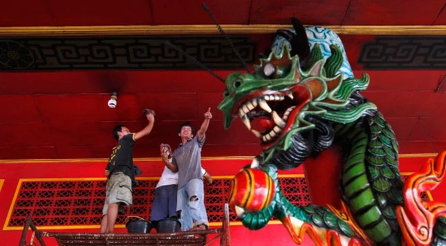 Tại TP.HCM, hình ảnh con rồng tràn ngập các đường phố khu trung tâm. Trong ảnh là mô hình rồng tại đường hoa Nguyễn Huệ. Ảnh: Hồng Thái Ở cuối đường hoa Nguyễn Huệ, hình ảnh con rồng lại được thể hiện bằng tre. Ảnh: Hồng Thái Các công nhân đang lau dọn trần của một ngôi chùa tại Jakarta ngày 21.1 (ngày 28 tháng chạp) để chuẩn bị đón tết. Reuters Du khách đang xem múa rồng dưới nước tại công viên nước Ocean Park, Manila, Philippines. Reuters Tại Thượng Hải (Trung Quốc), người ta hy vọng năm rồng sẽ đem lại nhiều may mắn và thuận lợi trong kinh doanh. Reuters Người Campuchia gốc Hoa tại Phnom Penh tập dượt múa rồng để chuẩn bị chào năm mới theo tết Trung Quốc. Reuters Tại Singapore, hình ảnh con rồng trong những ngày này cũng tràn ngập các đường phố, nhất là các khu có số lượng lớn người gốc Hoa sinh sống. Reuters Căp rồng khổng lồ được làm bằng hoa tươi và hoa khô tại cổng chính hội hoa xuân Nhâm Thìn 2012, TP.HCM. Ảnh: Hồng Thái Các nghệ nhân tò he thể hiện hình ảnh con rồng tại đường hoa Nguyễn Huệ, TP.HCM. Ảnh: Hồng Thái