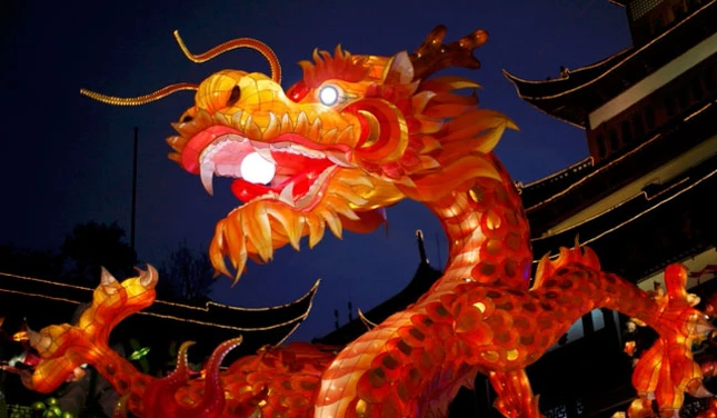 Tại TP.HCM, hình ảnh con rồng tràn ngập các đường phố khu trung tâm. Trong ảnh là mô hình rồng tại đường hoa Nguyễn Huệ. Ảnh: Hồng Thái Ở cuối đường hoa Nguyễn Huệ, hình ảnh con rồng lại được thể hiện bằng tre. Ảnh: Hồng Thái Các công nhân đang lau dọn trần của một ngôi chùa tại Jakarta ngày 21.1 (ngày 28 tháng chạp) để chuẩn bị đón tết. Reuters Du khách đang xem múa rồng dưới nước tại công viên nước Ocean Park, Manila, Philippines. Reuters Tại Thượng Hải (Trung Quốc), người ta hy vọng năm rồng sẽ đem lại nhiều may mắn và thuận lợi trong kinh doanh. Reuters Người Campuchia gốc Hoa tại Phnom Penh tập dượt múa rồng để chuẩn bị chào năm mới theo tết Trung Quốc. Reuters Tại Singapore, hình ảnh con rồng trong những ngày này cũng tràn ngập các đường phố, nhất là các khu có số lượng lớn người gốc Hoa sinh sống. Reuters Căp rồng khổng lồ được làm bằng hoa tươi và hoa khô tại cổng chính hội hoa xuân Nhâm Thìn 2012, TP.HCM. Ảnh: Hồng Thái Các nghệ nhân tò he thể hiện hình ảnh con rồng tại đường hoa Nguyễn Huệ, TP.HCM. Ảnh: Hồng Thái