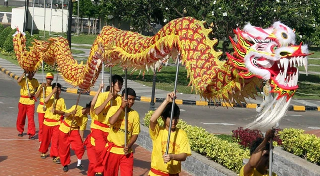 Tại TP.HCM, hình ảnh con rồng tràn ngập các đường phố khu trung tâm. Trong ảnh là mô hình rồng tại đường hoa Nguyễn Huệ. Ảnh: Hồng Thái Ở cuối đường hoa Nguyễn Huệ, hình ảnh con rồng lại được thể hiện bằng tre. Ảnh: Hồng Thái Các công nhân đang lau dọn trần của một ngôi chùa tại Jakarta ngày 21.1 (ngày 28 tháng chạp) để chuẩn bị đón tết. Reuters Du khách đang xem múa rồng dưới nước tại công viên nước Ocean Park, Manila, Philippines. Reuters Tại Thượng Hải (Trung Quốc), người ta hy vọng năm rồng sẽ đem lại nhiều may mắn và thuận lợi trong kinh doanh. Reuters Người Campuchia gốc Hoa tại Phnom Penh tập dượt múa rồng để chuẩn bị chào năm mới theo tết Trung Quốc. Reuters Tại Singapore, hình ảnh con rồng trong những ngày này cũng tràn ngập các đường phố, nhất là các khu có số lượng lớn người gốc Hoa sinh sống. Reuters Căp rồng khổng lồ được làm bằng hoa tươi và hoa khô tại cổng chính hội hoa xuân Nhâm Thìn 2012, TP.HCM. Ảnh: Hồng Thái Các nghệ nhân tò he thể hiện hình ảnh con rồng tại đường hoa Nguyễn Huệ, TP.HCM. Ảnh: Hồng Thái