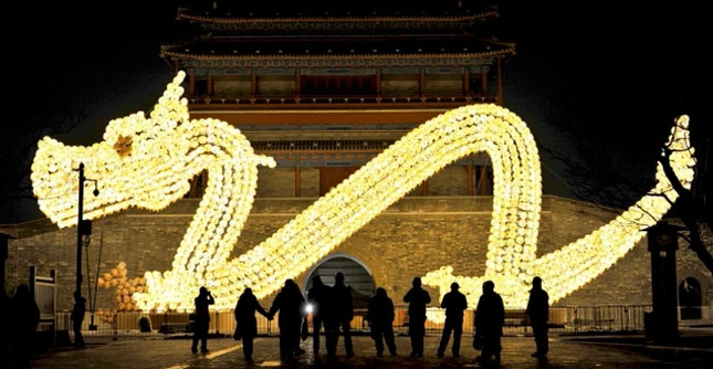 Tại TP.HCM, hình ảnh con rồng tràn ngập các đường phố khu trung tâm. Trong ảnh là mô hình rồng tại đường hoa Nguyễn Huệ. Ảnh: Hồng Thái Ở cuối đường hoa Nguyễn Huệ, hình ảnh con rồng lại được thể hiện bằng tre. Ảnh: Hồng Thái Các công nhân đang lau dọn trần của một ngôi chùa tại Jakarta ngày 21.1 (ngày 28 tháng chạp) để chuẩn bị đón tết. Reuters Du khách đang xem múa rồng dưới nước tại công viên nước Ocean Park, Manila, Philippines. Reuters Tại Thượng Hải (Trung Quốc), người ta hy vọng năm rồng sẽ đem lại nhiều may mắn và thuận lợi trong kinh doanh. Reuters Người Campuchia gốc Hoa tại Phnom Penh tập dượt múa rồng để chuẩn bị chào năm mới theo tết Trung Quốc. Reuters Tại Singapore, hình ảnh con rồng trong những ngày này cũng tràn ngập các đường phố, nhất là các khu có số lượng lớn người gốc Hoa sinh sống. Reuters Căp rồng khổng lồ được làm bằng hoa tươi và hoa khô tại cổng chính hội hoa xuân Nhâm Thìn 2012, TP.HCM. Ảnh: Hồng Thái Các nghệ nhân tò he thể hiện hình ảnh con rồng tại đường hoa Nguyễn Huệ, TP.HCM. Ảnh: Hồng Thái