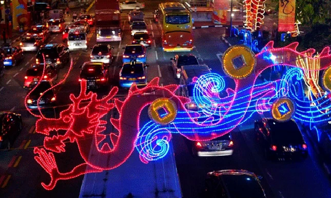 Tại TP.HCM, hình ảnh con rồng tràn ngập các đường phố khu trung tâm. Trong ảnh là mô hình rồng tại đường hoa Nguyễn Huệ. Ảnh: Hồng Thái Ở cuối đường hoa Nguyễn Huệ, hình ảnh con rồng lại được thể hiện bằng tre. Ảnh: Hồng Thái Các công nhân đang lau dọn trần của một ngôi chùa tại Jakarta ngày 21.1 (ngày 28 tháng chạp) để chuẩn bị đón tết. Reuters Du khách đang xem múa rồng dưới nước tại công viên nước Ocean Park, Manila, Philippines. Reuters Tại Thượng Hải (Trung Quốc), người ta hy vọng năm rồng sẽ đem lại nhiều may mắn và thuận lợi trong kinh doanh. Reuters Người Campuchia gốc Hoa tại Phnom Penh tập dượt múa rồng để chuẩn bị chào năm mới theo tết Trung Quốc. Reuters Tại Singapore, hình ảnh con rồng trong những ngày này cũng tràn ngập các đường phố, nhất là các khu có số lượng lớn người gốc Hoa sinh sống. Reuters Căp rồng khổng lồ được làm bằng hoa tươi và hoa khô tại cổng chính hội hoa xuân Nhâm Thìn 2012, TP.HCM. Ảnh: Hồng Thái Các nghệ nhân tò he thể hiện hình ảnh con rồng tại đường hoa Nguyễn Huệ, TP.HCM. Ảnh: Hồng Thái