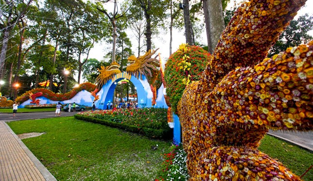 Tại TP.HCM, hình ảnh con rồng tràn ngập các đường phố khu trung tâm. Trong ảnh là mô hình rồng tại đường hoa Nguyễn Huệ. Ảnh: Hồng Thái Ở cuối đường hoa Nguyễn Huệ, hình ảnh con rồng lại được thể hiện bằng tre. Ảnh: Hồng Thái Các công nhân đang lau dọn trần của một ngôi chùa tại Jakarta ngày 21.1 (ngày 28 tháng chạp) để chuẩn bị đón tết. Reuters Du khách đang xem múa rồng dưới nước tại công viên nước Ocean Park, Manila, Philippines. Reuters Tại Thượng Hải (Trung Quốc), người ta hy vọng năm rồng sẽ đem lại nhiều may mắn và thuận lợi trong kinh doanh. Reuters Người Campuchia gốc Hoa tại Phnom Penh tập dượt múa rồng để chuẩn bị chào năm mới theo tết Trung Quốc. Reuters Tại Singapore, hình ảnh con rồng trong những ngày này cũng tràn ngập các đường phố, nhất là các khu có số lượng lớn người gốc Hoa sinh sống. Reuters Căp rồng khổng lồ được làm bằng hoa tươi và hoa khô tại cổng chính hội hoa xuân Nhâm Thìn 2012, TP.HCM. Ảnh: Hồng Thái Các nghệ nhân tò he thể hiện hình ảnh con rồng tại đường hoa Nguyễn Huệ, TP.HCM. Ảnh: Hồng Thái Tại TP.HCM, hình ảnh con rồng tràn ngập các đường phố khu trung tâm. Trong ảnh là mô hình rồng tại đường hoa Nguyễn Huệ. Ảnh: Hồng Thái Ở cuối đường hoa Nguyễn Huệ, hình ảnh con rồng lại được thể hiện bằng tre. Ảnh: Hồng Thái Các công nhân đang lau dọn trần của một ngôi chùa tại Jakarta ngày 21.1 (ngày 28 tháng chạp) để chuẩn bị đón tết. Reuters Du khách đang xem múa rồng dưới nước tại công viên nước Ocean Park, Manila, Philippines. Reuters Tại Thượng Hải (Trung Quốc), người ta hy vọng năm rồng sẽ đem lại nhiều may mắn và thuận lợi trong kinh doanh. Reuters Người Campuchia gốc Hoa tại Phnom Penh tập dượt múa rồng để chuẩn bị chào năm mới theo tết Trung Quốc. Reuters Tại Singapore, hình ảnh con rồng trong những ngày này cũng tràn ngập các đường phố, nhất là các khu có số lượng lớn người gốc Hoa sinh sống. Reuters Căp rồng khổng lồ được làm bằng hoa tươi và hoa khô tại cổng chính hội hoa xuân Nhâm Thìn 2012, TP.HCM. Ảnh: Hồng Thái Các nghệ nhân tò he thể hiện hình ảnh con rồng tại đường hoa Nguyễn Huệ, TP.HCM. Ảnh: Hồng Thái