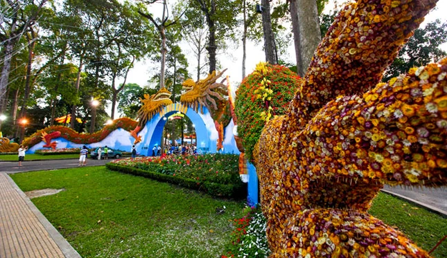 Tại TP.HCM, hình ảnh con rồng tràn ngập các đường phố khu trung tâm. Trong ảnh là mô hình rồng tại đường hoa Nguyễn Huệ. Ảnh: Hồng Thái Ở cuối đường hoa Nguyễn Huệ, hình ảnh con rồng lại được thể hiện bằng tre. Ảnh: Hồng Thái Các công nhân đang lau dọn trần của một ngôi chùa tại Jakarta ngày 21.1 (ngày 28 tháng chạp) để chuẩn bị đón tết. Reuters Du khách đang xem múa rồng dưới nước tại công viên nước Ocean Park, Manila, Philippines. Reuters Tại Thượng Hải (Trung Quốc), người ta hy vọng năm rồng sẽ đem lại nhiều may mắn và thuận lợi trong kinh doanh. Reuters Người Campuchia gốc Hoa tại Phnom Penh tập dượt múa rồng để chuẩn bị chào năm mới theo tết Trung Quốc. Reuters Tại Singapore, hình ảnh con rồng trong những ngày này cũng tràn ngập các đường phố, nhất là các khu có số lượng lớn người gốc Hoa sinh sống. Reuters Căp rồng khổng lồ được làm bằng hoa tươi và hoa khô tại cổng chính hội hoa xuân Nhâm Thìn 2012, TP.HCM. Ảnh: Hồng Thái Các nghệ nhân tò he thể hiện hình ảnh con rồng tại đường hoa Nguyễn Huệ, TP.HCM. Ảnh: Hồng Thái