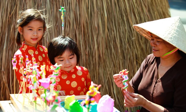 Tại TP.HCM, hình ảnh con rồng tràn ngập các đường phố khu trung tâm. Trong ảnh là mô hình rồng tại đường hoa Nguyễn Huệ. Ảnh: Hồng Thái Ở cuối đường hoa Nguyễn Huệ, hình ảnh con rồng lại được thể hiện bằng tre. Ảnh: Hồng Thái Các công nhân đang lau dọn trần của một ngôi chùa tại Jakarta ngày 21.1 (ngày 28 tháng chạp) để chuẩn bị đón tết. Reuters Du khách đang xem múa rồng dưới nước tại công viên nước Ocean Park, Manila, Philippines. Reuters Tại Thượng Hải (Trung Quốc), người ta hy vọng năm rồng sẽ đem lại nhiều may mắn và thuận lợi trong kinh doanh. Reuters Người Campuchia gốc Hoa tại Phnom Penh tập dượt múa rồng để chuẩn bị chào năm mới theo tết Trung Quốc. Reuters Tại Singapore, hình ảnh con rồng trong những ngày này cũng tràn ngập các đường phố, nhất là các khu có số lượng lớn người gốc Hoa sinh sống. Reuters Căp rồng khổng lồ được làm bằng hoa tươi và hoa khô tại cổng chính hội hoa xuân Nhâm Thìn 2012, TP.HCM. Ảnh: Hồng Thái Các nghệ nhân tò he thể hiện hình ảnh con rồng tại đường hoa Nguyễn Huệ, TP.HCM. Ảnh: Hồng Thái