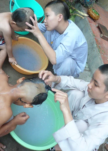 Các cậu bé ở chùa đầu phải cạo đầu vào cuối năm. Ảnh: Phương Yến
