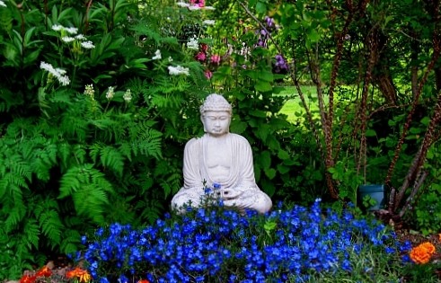 Garden_Buddha_in_the_spring.jpg