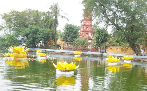 Hoa sen nhân tạo được trang trí trước cổng chùa Trấn Quốc