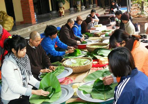 Không khí gói bánh chưng Tết của chư Ni và Phật tử chùa Đình Quán