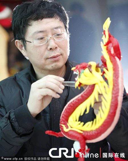 Những câu đối cầu mong an lành của người dân nông thôn tỉnh Sơn Đông. Người dân Lạc Dương đang hoàn tất sản phẩm con rồng làm từ gốm để chào đón năm Nhâm Thìn. Gian hàng bày bán câu đối, câu chúc tại thành phố Thanh Đảo, tỉnh Sơn Đông. Người dân ở Thành Đô, Tứ Xuyên bắt đầu lễ hội mua sắm chuẩn bị Tết. Những bức tranh dân gian được trưng bày tại ga tàu điện ngầm ở Nam Kinh. Mô hình rồng vàng – món hàng hút khách của Tết năm nay. Một nông dân tự cắt giấy và trang hoàng cho ngôi nhà của mình. Biểu tượng rồng được trang trí nhiều ở Thẩm Dương.