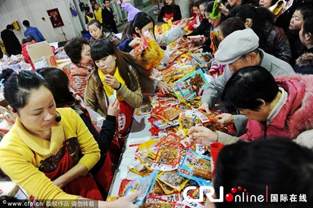 Những câu đối cầu mong an lành của người dân nông thôn tỉnh Sơn Đông. Người dân Lạc Dương đang hoàn tất sản phẩm con rồng làm từ gốm để chào đón năm Nhâm Thìn. Gian hàng bày bán câu đối, câu chúc tại thành phố Thanh Đảo, tỉnh Sơn Đông. Người dân ở Thành Đô, Tứ Xuyên bắt đầu lễ hội mua sắm chuẩn bị Tết. Những bức tranh dân gian được trưng bày tại ga tàu điện ngầm ở Nam Kinh. Mô hình rồng vàng – món hàng hút khách của Tết năm nay. Một nông dân tự cắt giấy và trang hoàng cho ngôi nhà của mình. Biểu tượng rồng được trang trí nhiều ở Thẩm Dương.