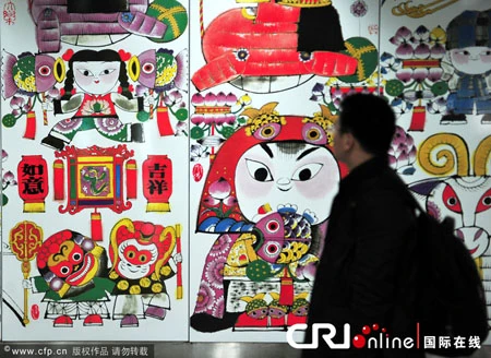 Những câu đối cầu mong an lành của người dân nông thôn tỉnh Sơn Đông. Người dân Lạc Dương đang hoàn tất sản phẩm con rồng làm từ gốm để chào đón năm Nhâm Thìn. Gian hàng bày bán câu đối, câu chúc tại thành phố Thanh Đảo, tỉnh Sơn Đông. Người dân ở Thành Đô, Tứ Xuyên bắt đầu lễ hội mua sắm chuẩn bị Tết. Những bức tranh dân gian được trưng bày tại ga tàu điện ngầm ở Nam Kinh. Mô hình rồng vàng – món hàng hút khách của Tết năm nay. Một nông dân tự cắt giấy và trang hoàng cho ngôi nhà của mình. Biểu tượng rồng được trang trí nhiều ở Thẩm Dương.