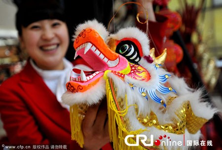 Những câu đối cầu mong an lành của người dân nông thôn tỉnh Sơn Đông. Người dân Lạc Dương đang hoàn tất sản phẩm con rồng làm từ gốm để chào đón năm Nhâm Thìn. Gian hàng bày bán câu đối, câu chúc tại thành phố Thanh Đảo, tỉnh Sơn Đông. Người dân ở Thành Đô, Tứ Xuyên bắt đầu lễ hội mua sắm chuẩn bị Tết. Những bức tranh dân gian được trưng bày tại ga tàu điện ngầm ở Nam Kinh. Mô hình rồng vàng – món hàng hút khách của Tết năm nay. Một nông dân tự cắt giấy và trang hoàng cho ngôi nhà của mình. Biểu tượng rồng được trang trí nhiều ở Thẩm Dương. Những câu đối cầu mong an lành của người dân nông thôn tỉnh Sơn Đông. Người dân Lạc Dương đang hoàn tất sản phẩm con rồng làm từ gốm để chào đón năm Nhâm Thìn. Gian hàng bày bán câu đối, câu chúc tại thành phố Thanh Đảo, tỉnh Sơn Đông. Người dân ở Thành Đô, Tứ Xuyên bắt đầu lễ hội mua sắm chuẩn bị Tết. Những bức tranh dân gian được trưng bày tại ga tàu điện ngầm ở Nam Kinh. Mô hình rồng vàng – món hàng hút khách của Tết năm nay. Một nông dân tự cắt giấy và trang hoàng cho ngôi nhà của mình. Biểu tượng rồng được trang trí nhiều ở Thẩm Dương.