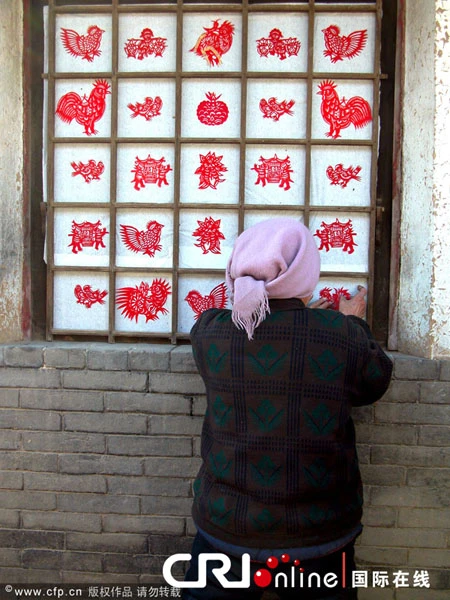 Những câu đối cầu mong an lành của người dân nông thôn tỉnh Sơn Đông. Người dân Lạc Dương đang hoàn tất sản phẩm con rồng làm từ gốm để chào đón năm Nhâm Thìn. Gian hàng bày bán câu đối, câu chúc tại thành phố Thanh Đảo, tỉnh Sơn Đông. Người dân ở Thành Đô, Tứ Xuyên bắt đầu lễ hội mua sắm chuẩn bị Tết. Những bức tranh dân gian được trưng bày tại ga tàu điện ngầm ở Nam Kinh. Mô hình rồng vàng – món hàng hút khách của Tết năm nay. Một nông dân tự cắt giấy và trang hoàng cho ngôi nhà của mình. Biểu tượng rồng được trang trí nhiều ở Thẩm Dương.