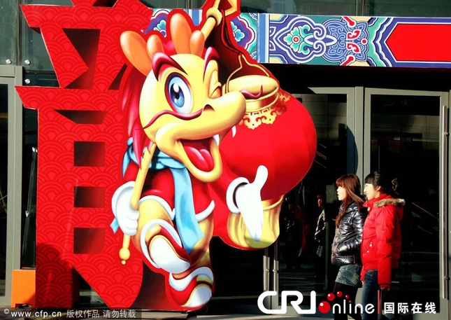 Những câu đối cầu mong an lành của người dân nông thôn tỉnh Sơn Đông. Người dân Lạc Dương đang hoàn tất sản phẩm con rồng làm từ gốm để chào đón năm Nhâm Thìn. Gian hàng bày bán câu đối, câu chúc tại thành phố Thanh Đảo, tỉnh Sơn Đông. Người dân ở Thành Đô, Tứ Xuyên bắt đầu lễ hội mua sắm chuẩn bị Tết. Những bức tranh dân gian được trưng bày tại ga tàu điện ngầm ở Nam Kinh. Mô hình rồng vàng – món hàng hút khách của Tết năm nay. Một nông dân tự cắt giấy và trang hoàng cho ngôi nhà của mình. Biểu tượng rồng được trang trí nhiều ở Thẩm Dương.